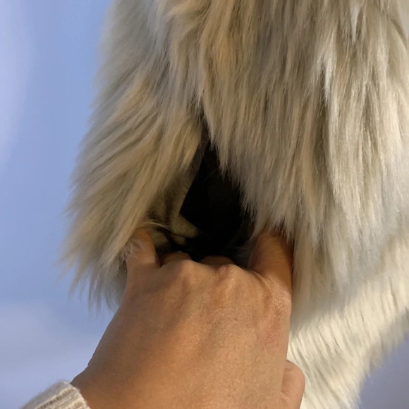 Dylan size medium faux fur open vest white gray cream fuzzy with pockets anthro - Picture 6 of 7